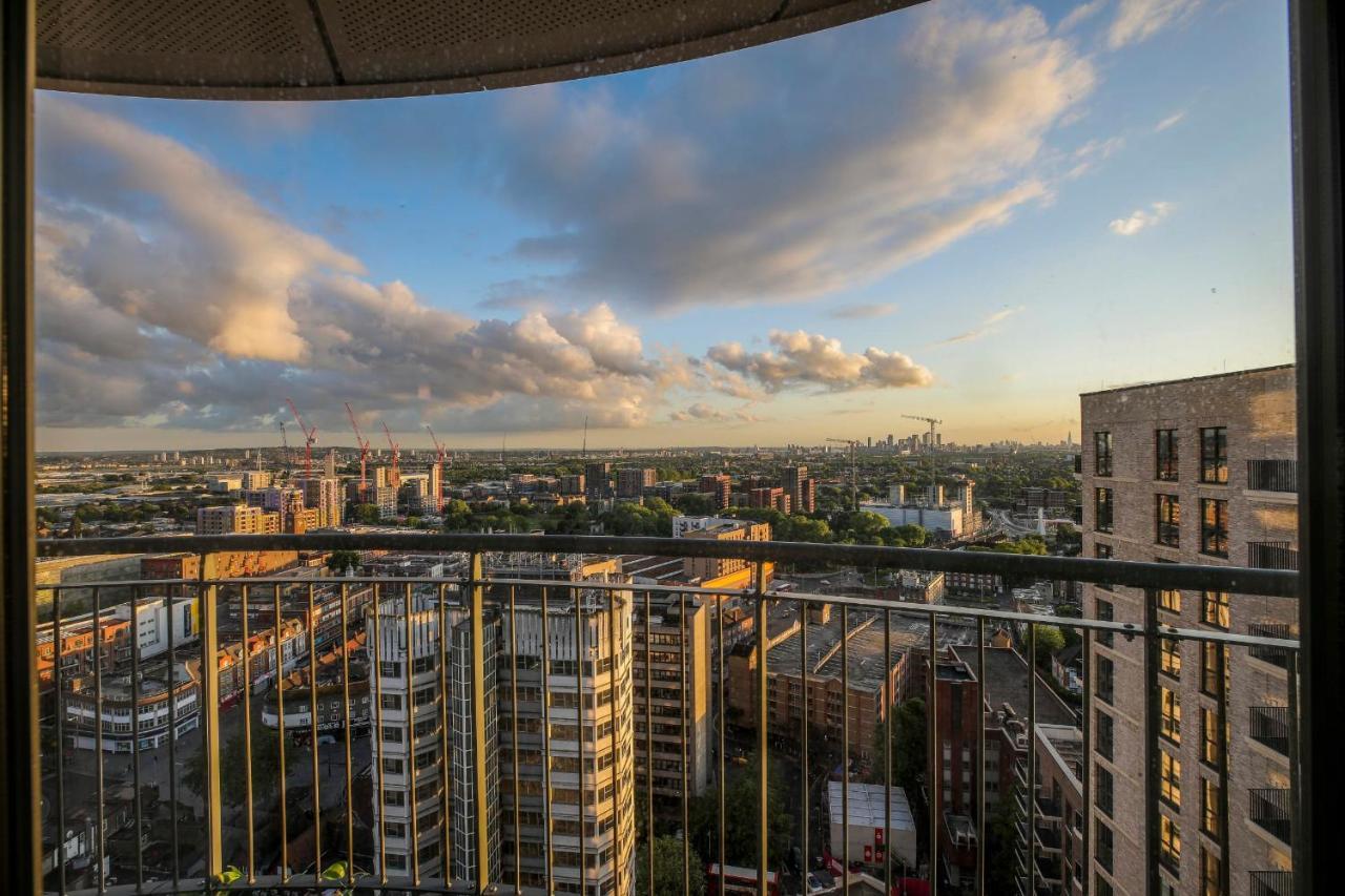 Amazing London City Skyline View & Transport Links باركنغ المظهر الخارجي الصورة